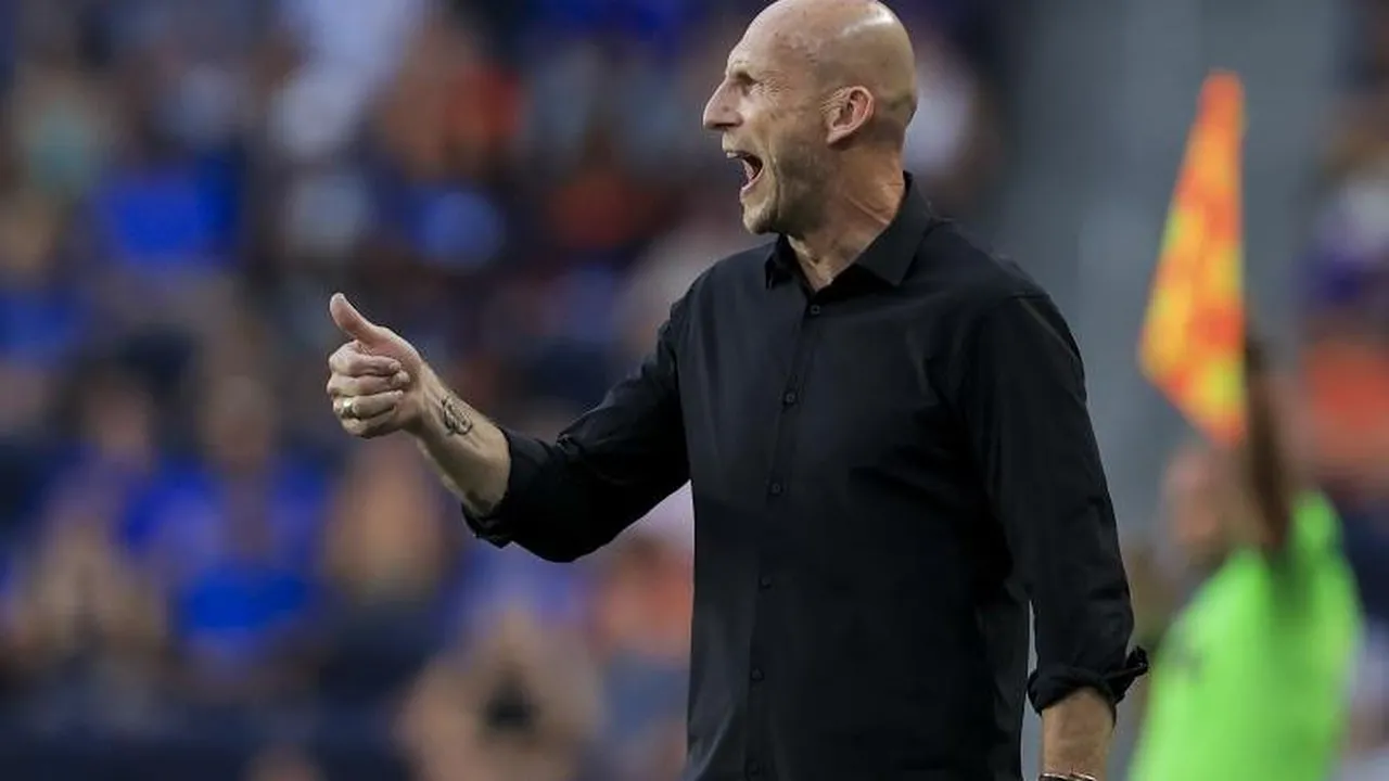 صفقة عالمية.. ياب ستام يحث مانشستر يونايتد على ضم نجم الكرة الأول حالياً